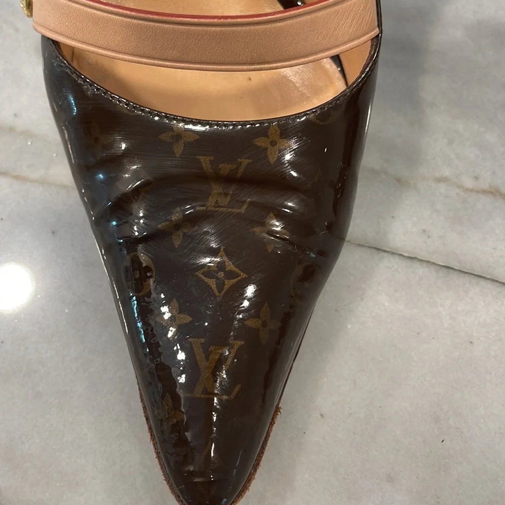 Louis Vuitton brown patent pumps with stacked wood heel and Mary jane strap. - Picture 3 of 7
